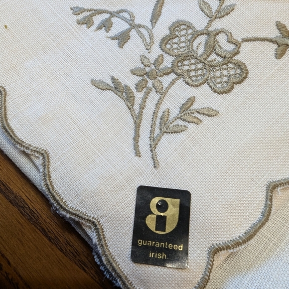 COPY - Irish Linen Vintage place mats and napkins. 4 of each. Floral Embroidery… - Picture 7 of 8